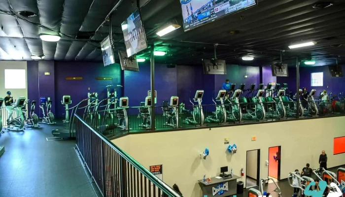 Crunch Fitness -    Santa Clarita By Owner - Santa Clarita